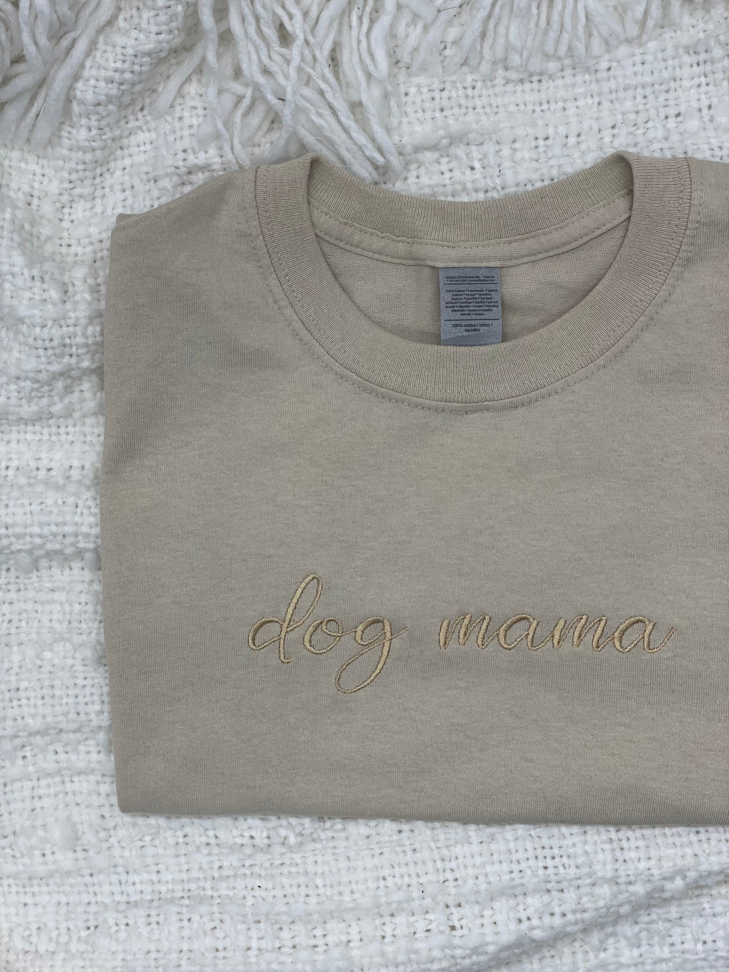 Dog mama | Embroidered T-shirt